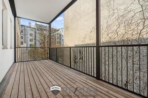 "Großer Balkon mit absoluter Privatsphäre in moderner Wohnung"