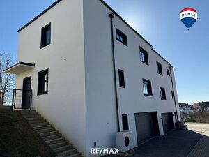 Doppelhaushälfte mit Doppelgarage und Blick über die "Sternenstadt" Peuerbach !