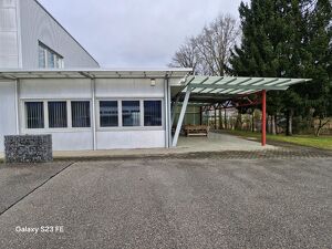 Büroräume mit Lagerfläche, Terrasse und Parkplätzen!