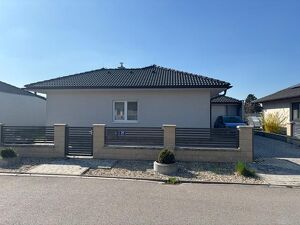 Modernes Einfamilienhaus mit großem Garten und Doppelgarage in Potzneusiedl