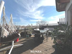 Dachgeschoss mit Terrasse - Ausblick auf die Gloriette / ONLINE-TERMIN -BUCHEN / https://www.remax.at/1662-3017