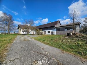Landhaus mit Garagen/ Nebengebäude