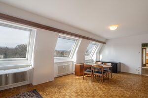 Perfektes erstes Heim: 2 / 3 Zimmer Wohnung im DG zum Selbstgestalten