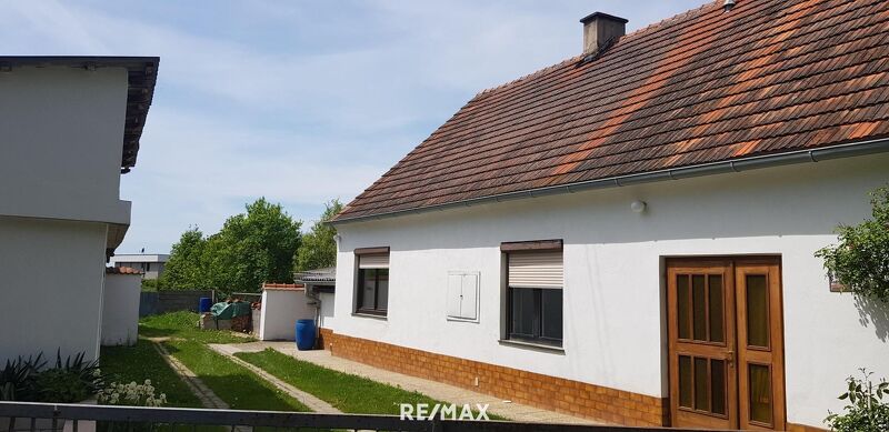 Einfamilienhaus mit Nebengebäuden und Garten