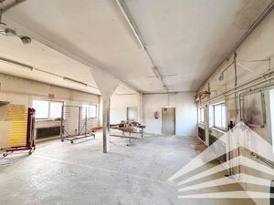 Lagerflächen mit Büro und Parkplätzen in zentraler Lage! Günstig!