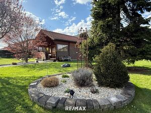 *** Seltene Gelegenheit: Voll aufgeschlossenes ruhiges 826m² Baugrundstück mit Wohn-Blockhütte incl. Garage & Top-Gartenparadies ***