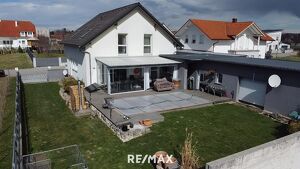 Familientraum - wunderschönes, geräumiges Wohnhaus mit Pool