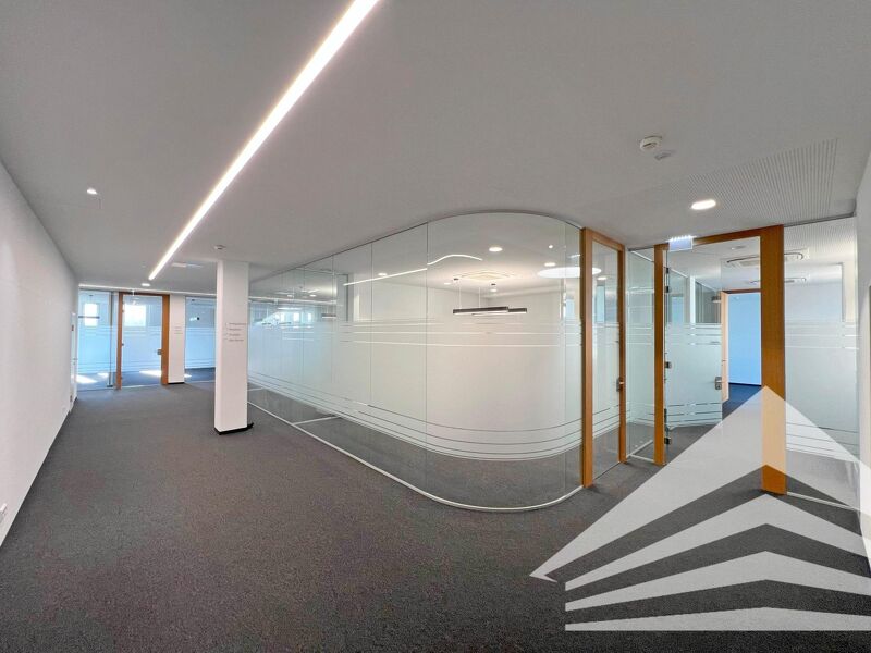 Perfekt ausgestattete 720 m² Bürofläche mit Parkplätzen in Zentrumsnähe!