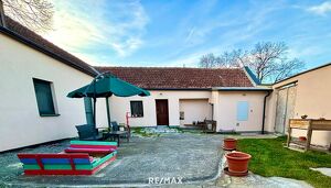 Einfamilienhaus mit uneinsehbarem Innenhof und Nebengebäude