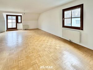 Dachgeschoßwohnung mit Terrasse, Wald dahinter, Garage