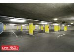 Parkplatz in moderner Tiefgarage