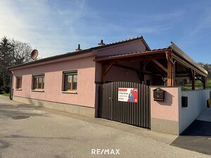 Bungalow mit Carport und Garten
