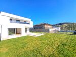 Exklusive Doppelhaushälfte mit Pool, Garten u. Garage