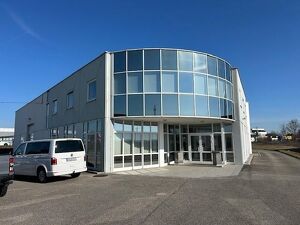 Halle und schöne Büroräume  mit Galerie und viele Parkplätze   direkt an der B 1