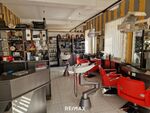 Top Friseur-Salon und Wohnung in einem Haus