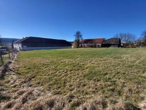 SONNIGER BAUGRUND NÄHE HÜRM