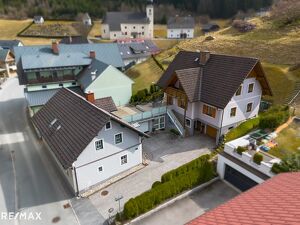 Zwei getrennte Familienhäuser mit zwischenliegendem Geschäftslokal