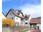 TRADITONELLES WOHNHAUS IM ALPENSTIL