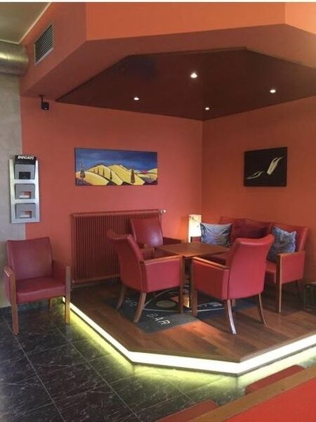 Gut eingeführte Cafe - Bar in Bahnhofsnähe