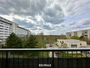 Großzügige 4 Zimmer Wohnung mit Loggia und Garage