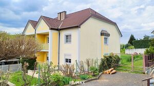 Helle neuwertige Wohnung mit Loggia, Garage, großem Keller