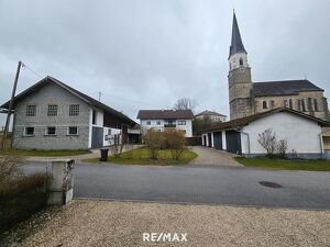 Großes Wohnhaus/Sacherl mit Garagen