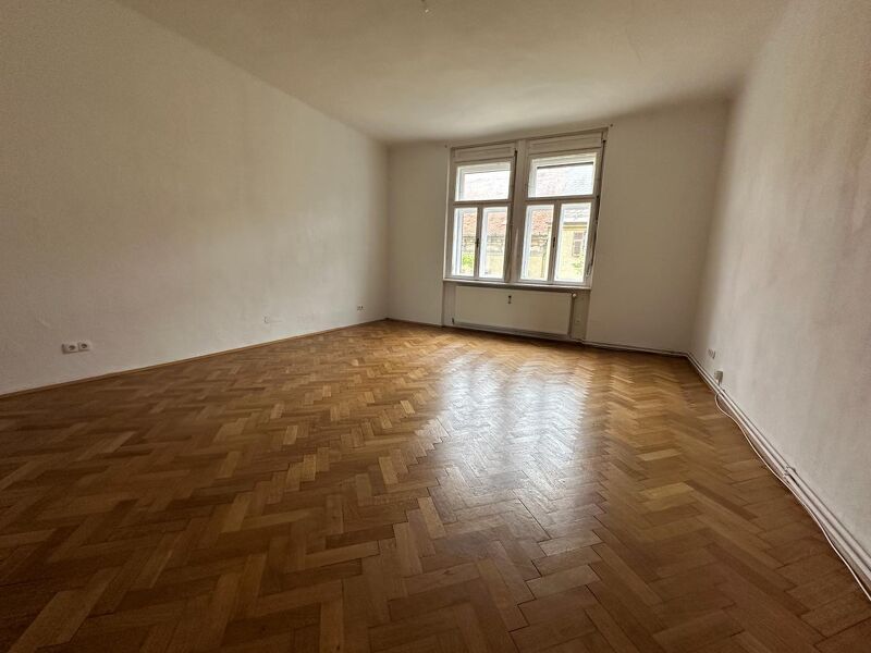 Altbauwohnung im 3. Stock mit Balkon
