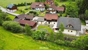 Tolle Liegenschaft mit einem Einfamilienhaus und urigem Bauernhaus mit Garagen und Stallgebäude