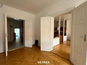 Schöne, großzügige Altbauwohnung, zentral und doch sehr ruhig! 143 m²