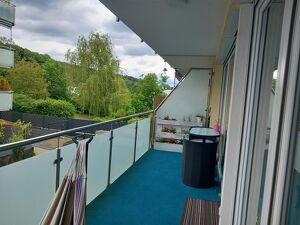 MÖBLIERTE STARTER-WOHNUNG MIT BALKON UND GARAGENPLATZ