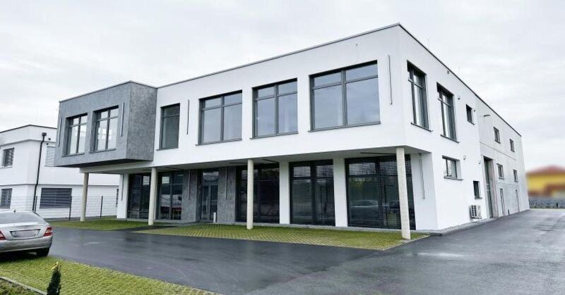 Erstbezug! Moderne Büroflächen mit großer Halle