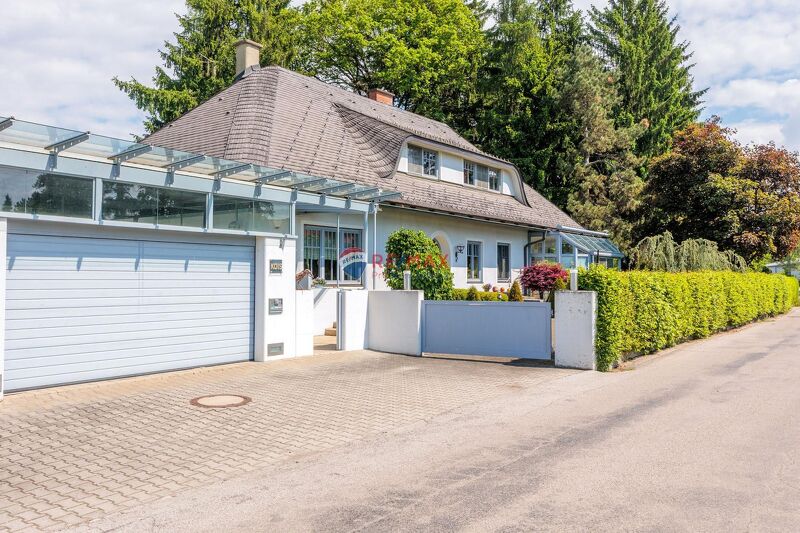 Einzigartige Liegenschaft mit Kachelofen, Wintergarten und parkähnlichen Grundstück in Toplage