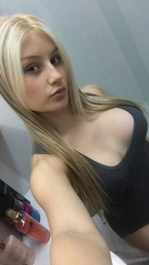 Frau sucht nach lustigen Treffen ohne Verpflichtungen