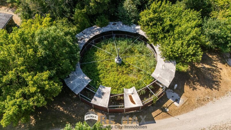 "Großzügiges Grundstück mit Pferdehof und sanierungsbedürftigem Haus ? nur Minuten von Wien entfernt"