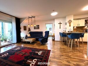 77 m² Dachgeschosswohnung mit Loggia, großen Keller und Garage