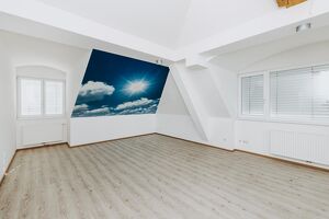Bürofläche/Praxis mit guter Anbindung und fünf Stellplätzen - befristete Miete