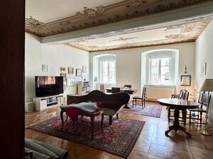 Stilvolle und sehr großzügige 2-Zimmer-Wohnung direkt am Stadtplatz