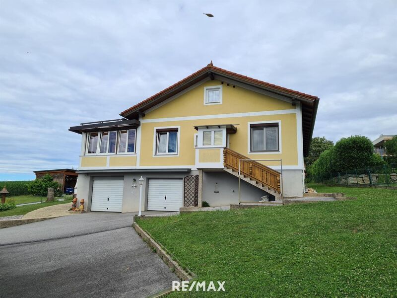 Beeindruckende Haush&auml;lfte mit Wintergarten und Eigengarten in herrlicher Aussichtslage