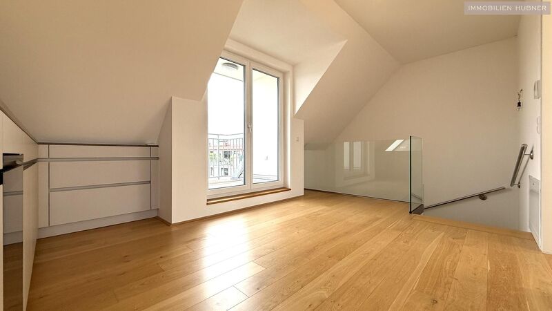 Neuwertige 4 Zimmer DG-Wohnung! Luftw&auml;rmepumpe f&uuml;r Fu&szlig;bodenheizung und -k&uuml;hlung! Blower-Door-Gutachten!