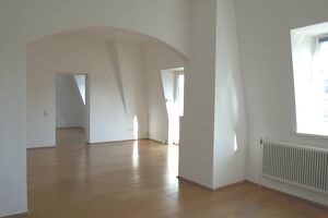 Schöne Villenwohnung in Aussichtslage mit Balkon und Parkplatz