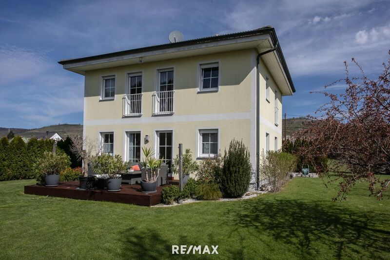 Modernes Einfamilienhaus mit großem Grundstück in naturnaher Lage