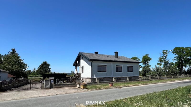 *ORTSRANDLAGE:* Wohnhaus mit sehr schönem, ebenen Garten und großzügigem Grundstück!