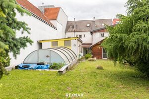Einfamilienhaus mit Garten und Pool in zentraler Lage
