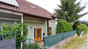 Doppelhaushälfte mit Keller, Garten, Carport und Lounge