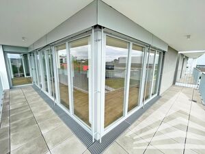Lichtdurchflutete, große 2 Zimmer-Neubauwohnung mit großer Terrasse & Küche!