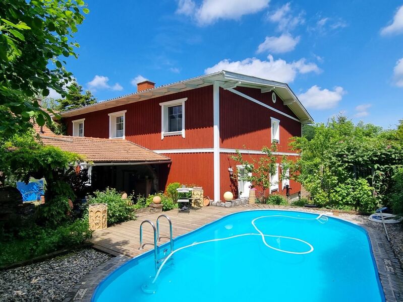 SEHR GERÄUMIGES EIN-ZWEIFAMILIENHAUS MIT STIL IN SONNIGER LAGE