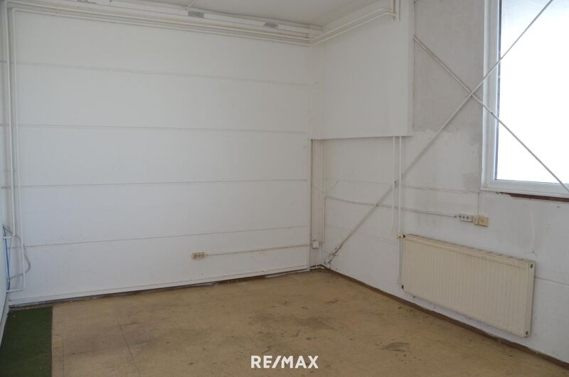 Kompaktes Hallenb&uuml;ro/Lager im EG