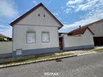 Einfamilienhaus mit ebenerdigem Garten und Nebengebäude - beleben Sie es zu neuem Leben!