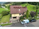 Einfamilienhaus mit Garage und Terrasse.