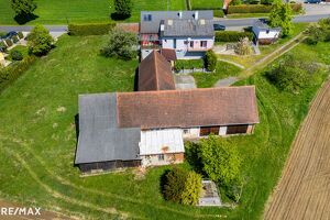 Einfamilienhaus mit großem Grundstück und Nebengebäuden